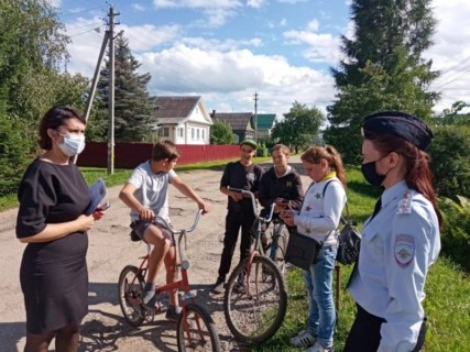 В Твери инспекторы по делам несовершеннолетних провели профилактические беседы со школьниками
