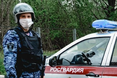 В Новой Москве сотрудники Росгвардии задержали мужчину, угрожавшему оружием администратору общежития