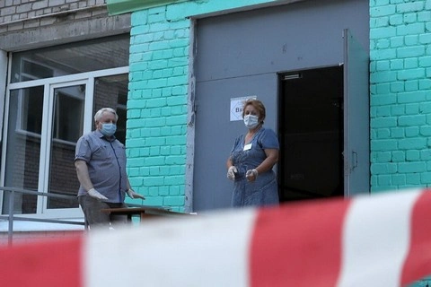 Раздетый ребенок в одиночестве бродил по площадке детсада в Тюмени