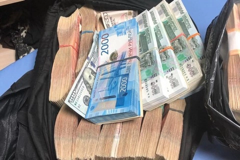 В Биробиджане сотрудники полиции вернули местному жителю чемодан с 15 млн рублей
