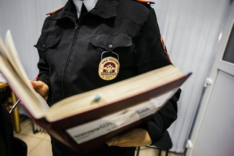 В столице за противозаконную деятельность в ритуальном бизнесе задержали двоих сотрудников полиции