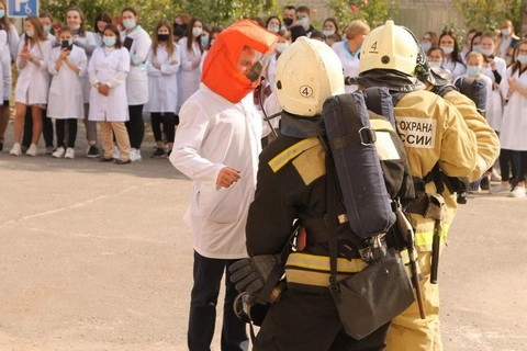 Студенты педагогического колледжа тренировались эвакуироваться при пожаре