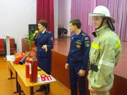 Занятия в рамках месячника безопасности прошли Дмитриевской школе