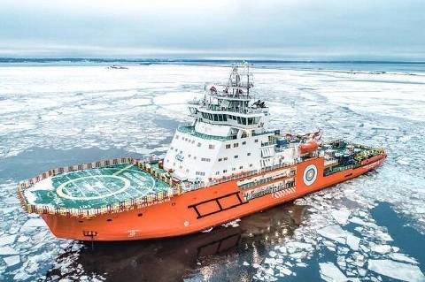 Первый поход: новое судно для навигации по замерзшим акваториям отправилось в плавание