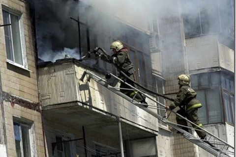 По повышенному номеру сложности тушили в Архангельске пожар в нежилой 2-этажке