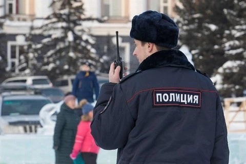 В Новокузнецке Кемеровской области сотрудники полиции организовали эвакуацию людей из горящего дома