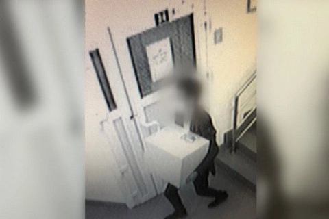 Вор, который убегал из магазина, столкнулся с автоматической дверью
