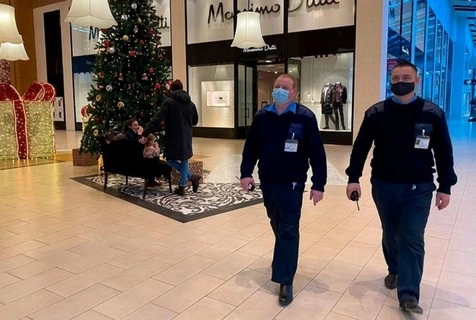 Посетитель торгового центра в Череповце пнул девушку