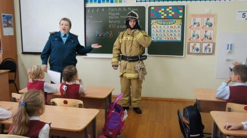 Добровольные пожарные из поселка «Селезневский» провели урок безопасности в школе