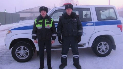 Полицейские Красноярского края спасли из горящего дома пенсионерку