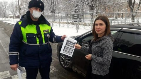 Полицейские провели для жителей Владикавказа акцию с призывом не попадаться на уловки мошенников
