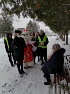 В Рославле сотрудники ГИБДД и #ПолицейскийДедМороз провели профилактическую акцию «Удачи на дорогах в Новом году!»