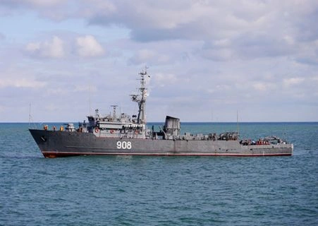Морской тральщик «Вице-адмирал Захарьин» провёл тренировку по проводке кораблей за тралами с выполнением боевых упражнений