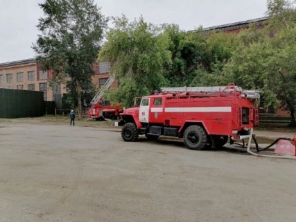 В Кургане тушат пожар по повышенному номеру сложности