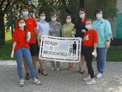 Сотрудники полиции совместно с общественниками провели акцию по повышению безопасности пешеходов и велосипедистов на перекрестках Благовещенска