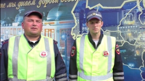 В Омске госавтоинспекторы спасли на пожаре маму с шестилетней дочкой