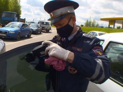 Во время рейдов по тонировке машин, проводимых ГИБДД под Тольятти, выявили нарушителей