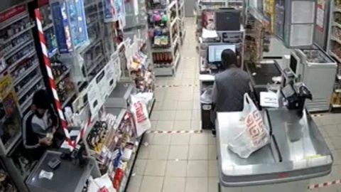 Подмосковные полицейские задержали продавца, присвоившего денежные средства супермаркета