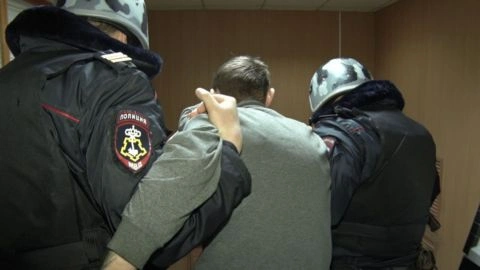 Росгвардейцы задержали мужчину, устроившего драку с охранниками одного из столичных гипермаркетов