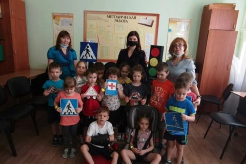 Сотрудники Госавтоинспекции Новосибирска провели в дошкольном учреждении занятия на тему «Автокресло – безопасность детей»