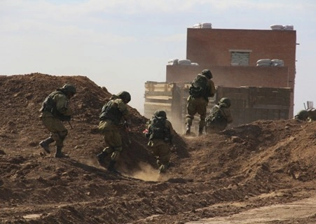 Под Волгоградом мотострелки соединения ЮВО учились освобождать населенный пункт от противника