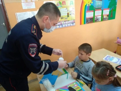 В Твери сотрудники Госавтоинспекции провели с учащимися акцию «Засветись! Стань заметней на дороге»