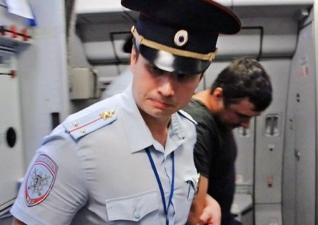 Сотрудники транспортной полиции привлекли к административной ответственности нетрезвого пассажира самолета
