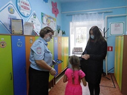 В Томской области стражи правопорядка совместно с юными инспекторами дорожного движения провели акцию «Светлячок для мамы»