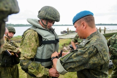 Российские военнослужащие Воздушно-десантных войск совместно с белорусскими коллегами в рамках активной фазы совместного тактического учения «Славянское братство-2020» отработали захват гидро