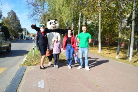 В подмосковных Луховицах сотрудники Госавтоинспекции провели акцию «Зебра напоминает»