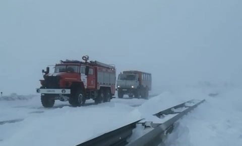 Челябинские спасатели вызволяют людей и автомобили из снежного плена