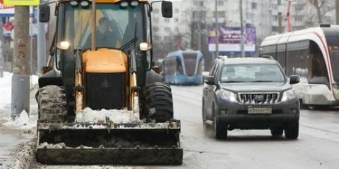 Куча снега, насыпанного находчивым работником дорожной службы на автомобиль, потушила загоревшийся Mitsubishi Outlander