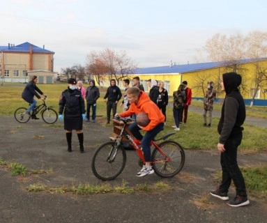 В Пермском крае госавтоинспекторы провели для студентов техникума эстафету по безопасности дорожного движения
