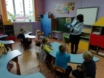 Сотрудники ГИБДД провели обучающее занятие в детском саду в Тверской области