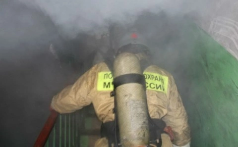 Огнеборцы Черногорска оперативно потушили пожар в многоквартирном доме коридорного типа
