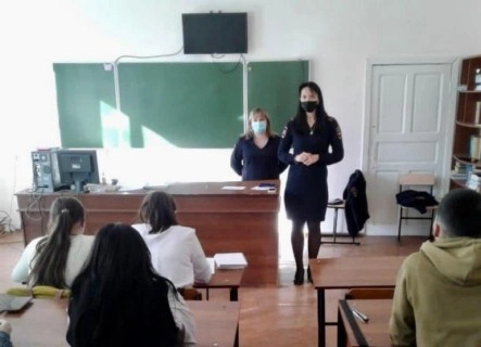 Сотрудники ГИБДД Северной Осетии провели профилактическую беседу со студентами училища г. Беслана