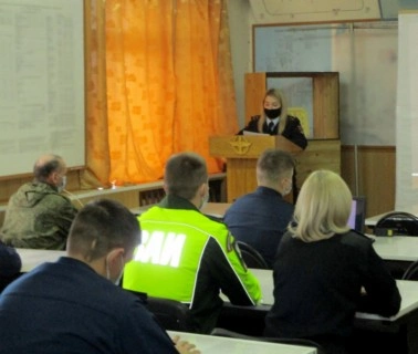 В Астраханской области сотрудники Госавтоинспекции провели занятие по безопасности дорожного движения с военнослужащими
