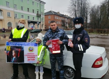 В Смоленской области дорожные полицейские и волонтеры провели акцию «У Вас в машине едут дети? Только вы за них в ответе!»