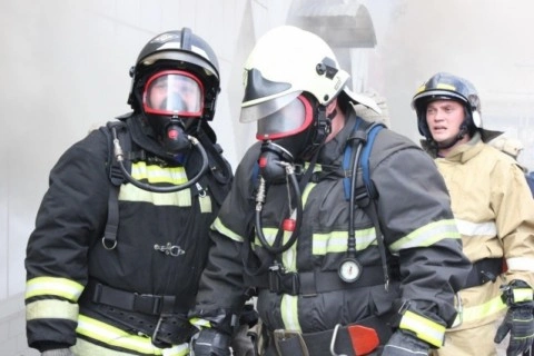 23 человека были спасены на пожаре в многоквартирном жилом доме в Новокузнецке