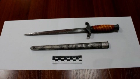 В Кемеровской области транспортные полицейские изъяли из незаконного оборота кортик времён Второй мировой войны