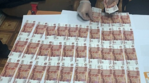 В Югре задержан подозреваемый в неоднократном сбыте поддельных пятитысячных купюр