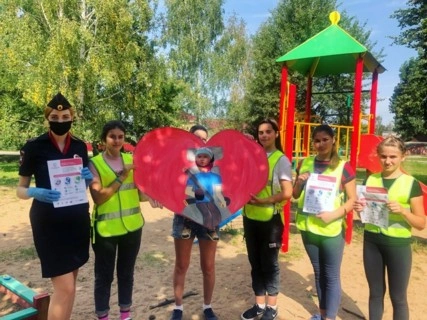 В Смоленской области автоинспекторы и школьники провели профилактическую акцию «Мама, папа, пристегните меня!»