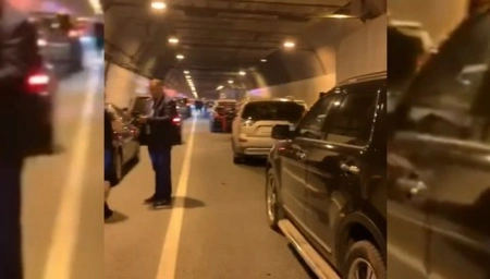 В связи с загоревшимся автомобилем столичный тоннель, расположенный на северо-западе города, заполнился дымом