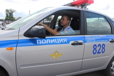 В Кемеровской области инспекторы ГИБДД помогли застрявшему между труб теплотрассы ребенку
