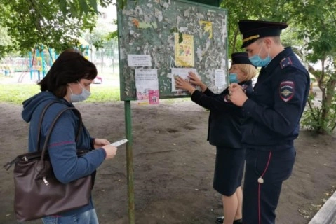 В Новосибирске инспекторы ГИБДД проводят профилактическую работу в жилых зонах