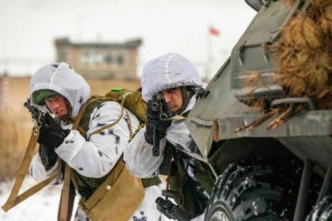 Тульские десантники-связисты осуществили тренировку на подвижных средствах связи в рамках выполнения контрольных нормативов