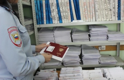 В Томске сотрудники полиции установили подозреваемую в фиктивной регистрации иностранных граждан