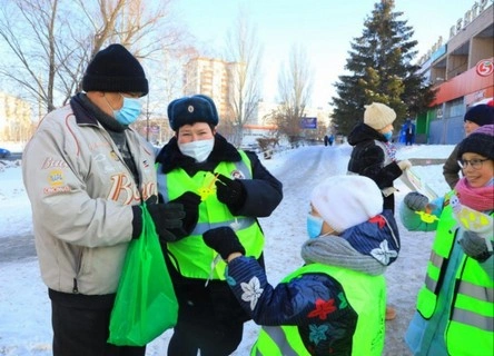 В Бурятии сотрудники ГИБДД и педагоги провели рейд по профилактике детского травматизма на дорогах