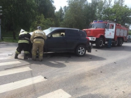 Массовое ДТП с пострадавшими в Калуге: на Грабцевском шоссе столкнулись легковушка и два грузовика