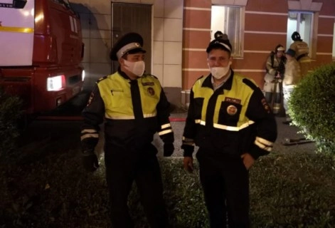 В Татарстане сотрудники Госавтоинспекции эвакуировали человека из горящего здания
